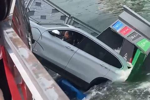 BMW fällt ins Wasser: Fahrer scheitert an Gangschaltung und versenkt Auto im Hafenbecken