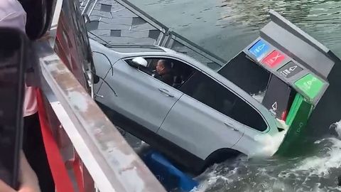 BMW fällt ins Wasser: Fahrer scheitert an Gangschaltung und versenkt Auto im Hafenbecken