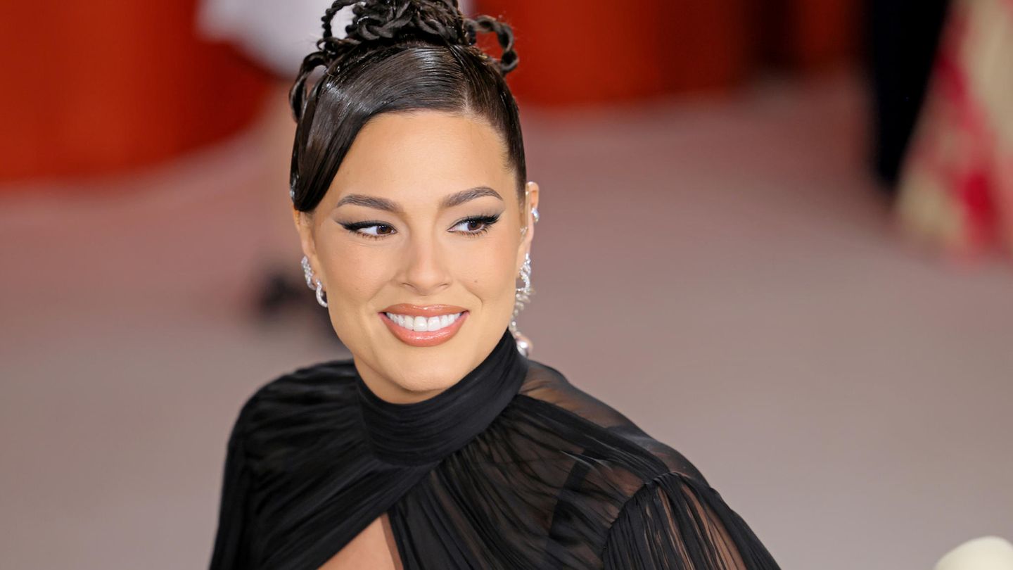 Ashley Graham interviewte am champagnerfarbenen Teppich der Oscars Hugh Grant