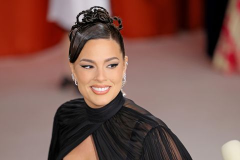Ashley Graham interviewte am champagnerfarbenen Teppich der Oscars Hugh Grant