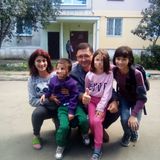 Anna mit ihrer Mutter und ihren Geschwistern zusammen mit dem Bürgermeister von Mariupol