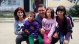 Anna mit ihrer Mutter und ihren Geschwistern zusammen mit dem Bürgermeister von Mariupol