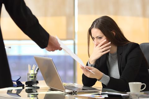 Frau erhält Entlassungsschreiben