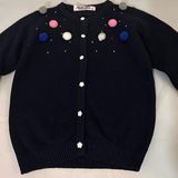 Die dekorativen Elemente des Kleinkind-Pullovers können leicht abgehen und verschluckt werden.