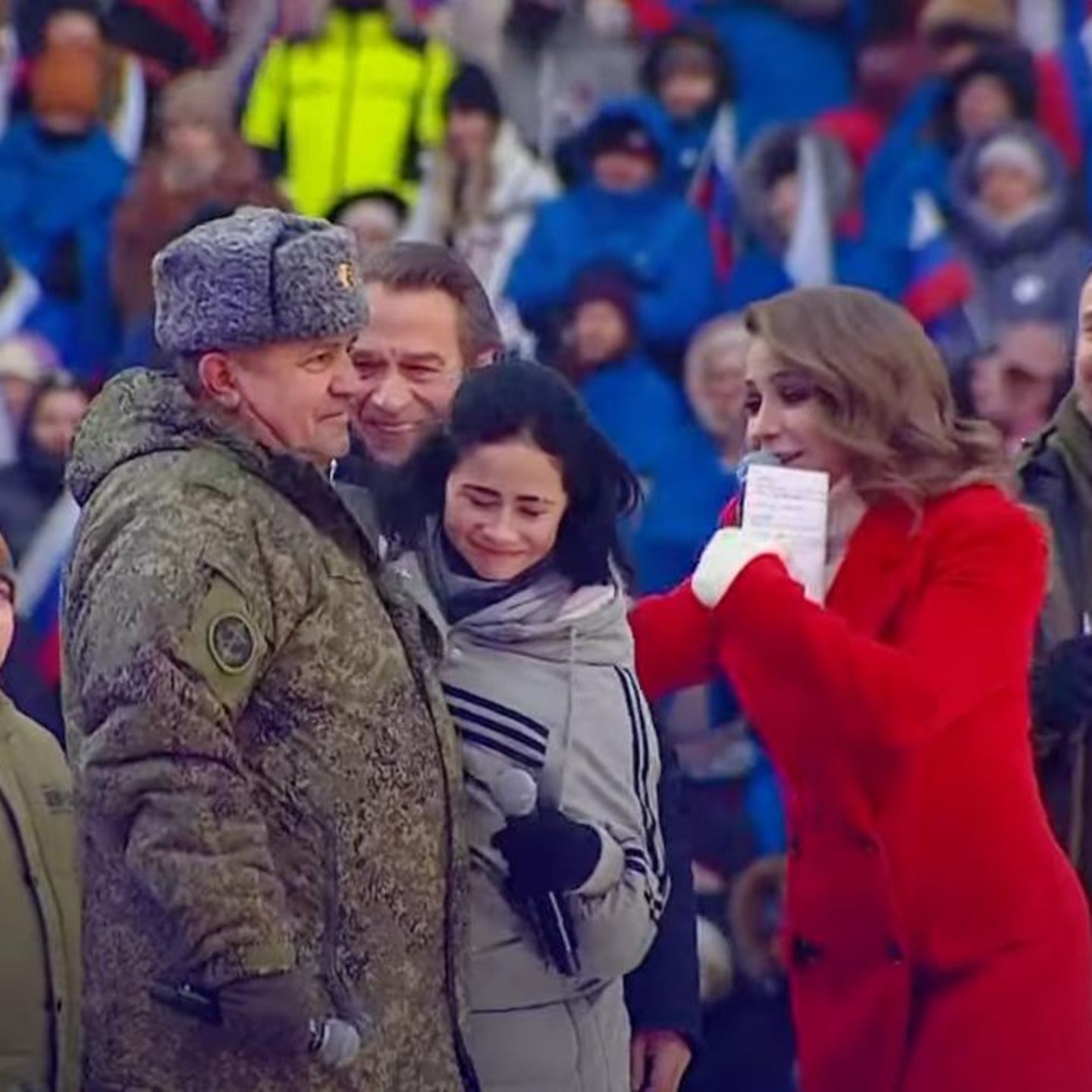Anna "umarmt" Juri Gagarin auf der Bühne im Luschniki-Stadion