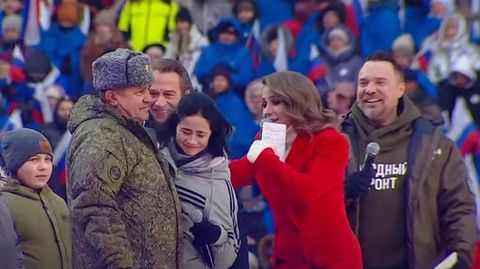 Anna "umarmt" Juri Gagarin auf der Bühne im Luschniki-Stadion
