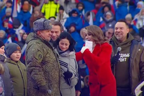 Anna "umarmt" Juri Gagarin auf der Bühne im Luschniki-Stadion