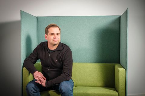 CEO Jaroslaw Kutylowski und Gründer von DeepL sitzt auf einem Sofa im Firmensitz in Köln