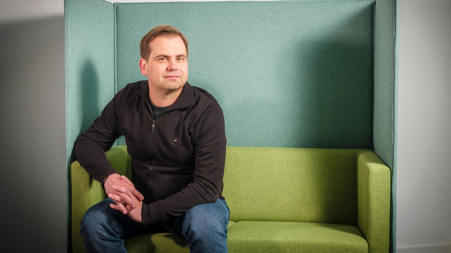 CEO Jaroslaw Kutylowski und Gründer von DeepL sitzt auf einem Sofa im Firmensitz in Köln