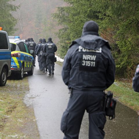 Polizeibeamte in der Nähe des Fundorts des Leichnams der zwölfjährigen Luise aus Freudenberg