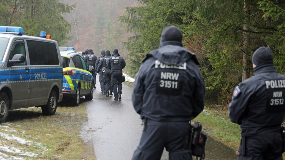 Polizeibeamte in der Nähe des Fundorts des Leichnams der zwölfjährigen Luise aus Freudenberg