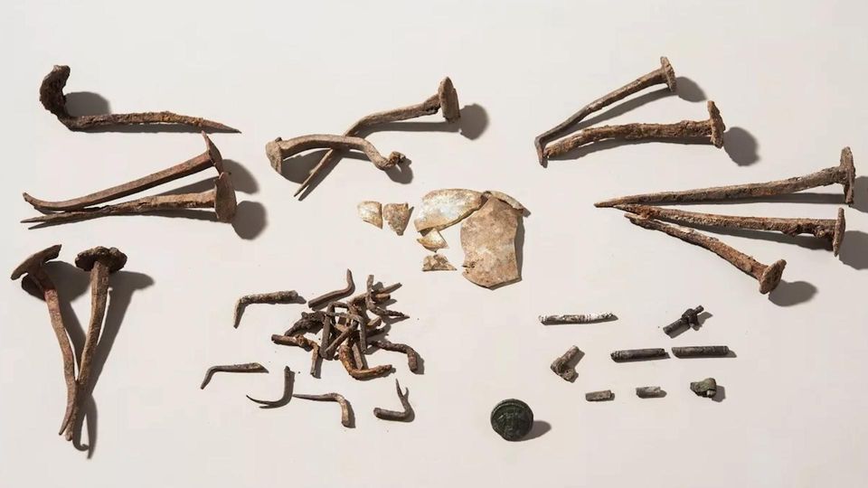 Grab aus Römerzeit: "Magische Nägel" sollten vor wandelnden Toten schützen Grab aus Römerzeit: "Magische Nägel" sollten vor wandelnden Toten schützen