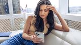 Was Betroffene denken:  "Serotonin."    Was Dr. Jähne, Psychiater, dazu sagt:  "Die Depression wird nicht allein dadurch verursacht, dass von außen schlimme Dinge passieren, es gibt da zum Beispiel auch eine Erblichkeit. Im Leben ist scheinbar alles in Ordnung, trotzdem, weil die persönliche Belastbarkeit (wir sprechen da von Vulnerabilität) vermindert ist, werden Menschen depressiv. Die Ursachen sind sehr vielfältig – und sie sind medizinisch begründet. Nicht darin, ob das Leben jetzt supertoll läuft oder superschlecht läuft."