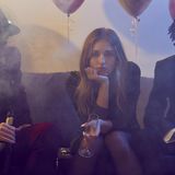 Was Betroffene denken:  "Es ist gerade schon unendlich anstrengend, mich bloß mit einem guten Feund zu unterhalten. Mehr Menschen überfordern mich akut, und die Vorstellung, mit Fremden zu sprechen, macht mir Angst."    Was Dr. Jähne, Psychiater, dazu sagt:  "Das ist als Tipp unter Freunden nett gemeint, aber hilft definitiv nicht, weil man nicht die Depression dadurch behandeln kann, dass man sich unter Leute begibt. Auch stecken hinter diesem 'Rückzug', wie wir das nennen, oft zum Beispiel Ängste oder das Erleben, überfordert zu sein. Es geht schon in die richtige Richtung: Man will den Menschen quasi aus seiner Isolation herausholen und ihn wieder mit anderen in Kontakt bringen – das ist sehr gut und das versuchen wir auch in der Therapie. Nur man muss bedenken, dass das nicht der kurative Heilungsansatz der Depressionstherapie ist. Wir müssen langsam mit den Betroffenen wieder anfangen, das Selbstwertgefühl aufzubauen und Techniken zu erlernen, um mit Ängsten umzugehen."