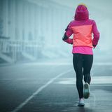 Was Betroffene denken:  "Würde ich ja gern, aber ich brauche momentan zwei Stunden, um bloß aus dem Bett aufzustehen und schaffe es nur für absolut unaufschiebbare Dinge, überhaupt das Haus zu verlassen. Die Vorstellung, aktiv Sport zu machen, erscheint mir gerade leider schlicht illusorisch."    Was Dr. Jähne, Psychiater, dazu sagt:  "Es stimmt, Sport ist eines der besten Antidepressiva der Welt – es wirkt vor allen Dingen sehr gut prophylaktisch. Um das Auftreten einer Depression zu vermeiden, würde ich jedem raten, das zu tun. Für viele ist aber ein Problem, dass sie durch die Krankheit, wenn sie schon über Monate besteht, ihre Kondition völlig verloren haben und dann mit simplen Dingen wie Spaziergängen neu anfangen müssen. Es ist wichtig, dass man sich nicht überfordert und ganz langsam wieder Kondition und Leistungsfähigkeit aufbaut. Aber: Wenn jemand in einem richtig tiefen Loch sitzt, da ist es schwer, jemanden genau dazu zu bewegen. Wenn er keine Kraft für den Alltag hat, dann fällt es ihm auch schwer, sich zum zum Sport aufzuraffen. Die Depressionstherapie hat immer mehrere Säulen – eine davon ist der Sport. Aber auf einem Bein kannst du nicht stehen, deshalb gibt es auch die Psychotherapie, die Pharmakotherapie und die Ernährung. Mit Sport allein wird man alles, was über einer mittelschwere Depression hinausgeht, nicht besiegen können."