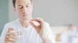 Was Betroffene denken:  "Ich wette, ich habe in meiner Verzweiflung jedes deiner Mittelchen schon probiert – ohne Erfolg. Antidepressiva haben mir mein Leben zurückgegeben, obwohl ich vorher natürlich auch Sorgen hatte, sie einzunehmen. Doch sie sind schlicht ein Medikament für meine Krankheit und ich bin inzwischen einfach dankbar dafür, dass es so etwas gibt. Jede Hirnchemie funktioniert anders. Bitte gib bei einer so ernsten Krankheit nicht solch subjektive 'Tipps'. Vor allem nicht, wenn du selbst nie eine ernste Depression hast oder hattest."    Was Dr. Jähne, Psychiater, dazu sagt:  "Es kommt auf den Schweregrad an: Je schwerer die Depression ist, desto wichtiger werden solche körperlichen Behandlungen. Ich würde sie nicht ausschließen, auf keinen Fall. Gerade bei schweren Depressionen kommt man an Medikamenten nicht vorbei. Am verbreitetetsten sind da die klassischen Antidepressiva.  Eine leichte Depression sollte man nicht mit Medikamenten behandeln: Es gibt auch naturheilkundliche Medikamente, die da sinnvoll sind, zum Beispiel das Johanneskraut. Bei einer mittelgradigen Depression sind Psychotherapie, Sport und Medikamente ungefähr gleichstark wirksam – und bei einer wirklich schweren Depression sind die Medikamente überlegen.  Bei der jahreszeitlichen Depression ist auch Licht ein richtig gutes, wirksames Medikament. Oder eine Wachtherapie, es muss also nicht immer eine medikamentöse Behandlung sein, es gibt mittlerweile auch noch andere Verfahren."
