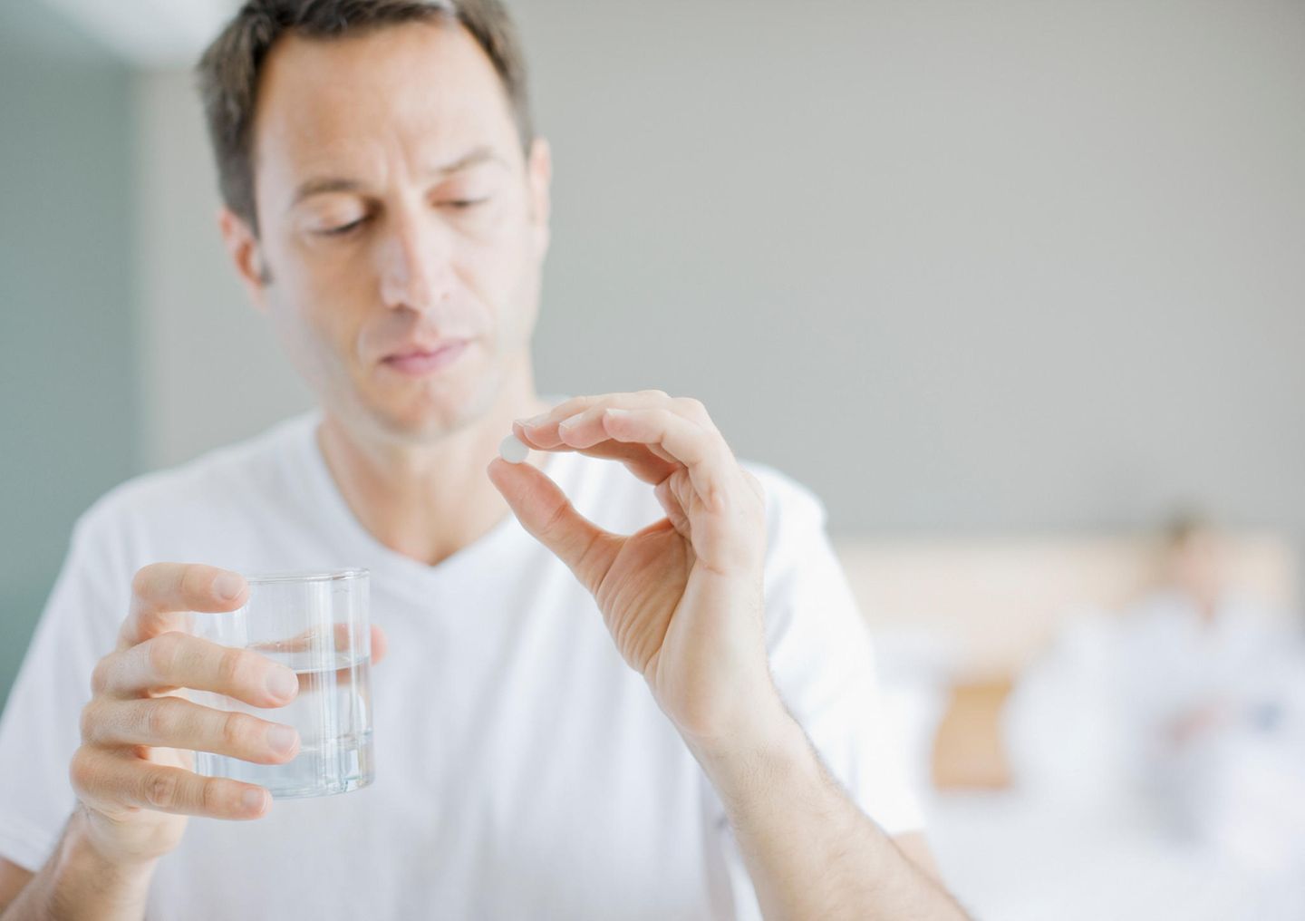 "Nimm bloß keine Medikamente, alles Chemie. Ich habe mal Nahrungsergänzungsmittel / Kräuter / Homöopathie ausprobiert – viel besser!" Was Betroffene denken: "Ich wette, ich habe in meiner Verzweiflung jedes deiner Mittelchen schon probiert – ohne Erfolg. Antidepressiva haben mir mein Leben zurückgegeben, obwohl ich vorher natürlich auch Sorgen hatte, sie einzunehmen. Doch sie sind schlicht ein Medikament für meine Krankheit und ich bin inzwischen einfach dankbar dafür, dass es so etwas gibt. Jede Hirnchemie funktioniert anders. Bitte gib bei einer so ernsten Krankheit nicht solch subjektive 'Tipps'. Vor allem nicht, wenn du selbst nie eine ernste Depression hast oder hattest." Was Dr. Jähne, Psychiater, dazu sagt: "Es kommt auf den Schweregrad an: Je schwerer die Depression ist, desto wichtiger werden solche körperlichen Behandlungen. Ich würde sie nicht ausschließen, auf keinen Fall. Gerade bei schweren Depressionen kommt man an Medikamenten nicht vorbei. Am verbreitetetsten sind da die klassischen Antidepressiva. Eine leichte Depression sollte man nicht mit Medikamenten behandeln: Es gibt auch naturheilkundliche Medikamente, die da sinnvoll sind, zum Beispiel das Johanneskraut. Bei einer mittelgradigen Depression sind Psychotherapie, Sport und Medikamente ungefähr gleichstark wirksam – und bei einer wirklich schweren Depression sind die Medikamente überlegen. Bei der jahreszeitlichen Depression ist auch Licht ein richtig gutes, wirksames Medikament. Oder eine Wachtherapie, es muss also nicht immer eine medikamentöse Behandlung sein, es gibt mittlerweile auch noch andere Verfahren."