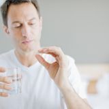 Was Betroffene denken:  "Ich wette, ich habe in meiner Verzweiflung jedes deiner Mittelchen schon probiert – ohne Erfolg. Antidepressiva haben mir mein Leben zurückgegeben, obwohl ich vorher natürlich auch Sorgen hatte, sie einzunehmen. Doch sie sind schlicht ein Medikament für meine Krankheit und ich bin inzwischen einfach dankbar dafür, dass es so etwas gibt. Jede Hirnchemie funktioniert anders. Bitte gib bei einer so ernsten Krankheit nicht solch subjektive 'Tipps'. Vor allem nicht, wenn du selbst nie eine ernste Depression hast oder hattest."    Was Dr. Jähne, Psychiater, dazu sagt:  "Es kommt auf den Schweregrad an: Je schwerer die Depression ist, desto wichtiger werden solche körperlichen Behandlungen. Ich würde sie nicht ausschließen, auf keinen Fall. Gerade bei schweren Depressionen kommt man an Medikamenten nicht vorbei. Am verbreitetetsten sind da die klassischen Antidepressiva.  Eine leichte Depression sollte man nicht mit Medikamenten behandeln: Es gibt auch naturheilkundliche Medikamente, die da sinnvoll sind, zum Beispiel das Johanneskraut. Bei einer mittelgradigen Depression sind Psychotherapie, Sport und Medikamente ungefähr gleichstark wirksam – und bei einer wirklich schweren Depression sind die Medikamente überlegen.  Bei der jahreszeitlichen Depression ist auch Licht ein richtig gutes, wirksames Medikament. Oder eine Wachtherapie, es muss also nicht immer eine medikamentöse Behandlung sein, es gibt mittlerweile auch noch andere Verfahren."