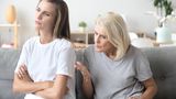 Was Betroffene denken:  "Das ist sicherlich nicht wahr, aber schon früher werden sich depressive Menschen solche Sätze haben anhören müssen. Und dann haben sie ihre Probleme womöglich lieber für sich behalten. Wie auch immer: Ich leide, und das ist real."    Was Dr. Jähne, Psychiater, dazu sagt:  "Stimmt nicht. Wenn Sie in die Kulturgeschichte zurückgehen, finden Sie wirklich seit der Antike Beschreibungen von Depressionen. Bei den griechischen Autoren, in der mittelalterlichen Medizin bei Hildegard von Bingen. Das finden Sie in den Bildungsromanen der Aufklärung des 19. Jahrhunderts, das gab es schon immer. Tatsächlich hieß es bloß damals nicht so. Und ja, wir sind jetzt in einer Zeit, wo wir natürlich mehr sensibilisiert sind. Das stimmt. Wir gucken mehr hin und trauen uns auch, das zu benennen."