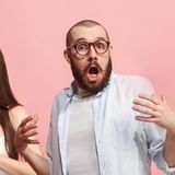 Was Betroffene denken:  "Oh je, habe ich gerade aus Versehen 'Syphillis' statt 'Depressionen' gesagt?! DIE zu offenbaren, das wäre tatsächlich irgendwie mutig. Von Depressionen zu erzählen ist hingegen ein Akt der Verzweiflung, um das eigene veränderte Verhalten zu erklären, aber es ist nicht mutig. Und bin ich wirklich der/die Erste mit Depressionen, der dir davon erzählt? Ich dachte, das wäre inzwischen kein Tabuthema mehr. Aber offenbar doch?"    Was Dr. Jähne, Psychiater, dazu sagt:  "Das ist wirklich nichts Exotisches, Depressionen sind die häufigste psychische Erkrankung. 30% aller Menschen haben das einmal in ihrem Leben. Also: wirklich häufig. Ich denke, bei diesem Satz kommt es ein bisschen auf den Kontext an. Auf der einen Seite ist es ja einfach eine Wertschätzung gegenüber jemandem, indem man äußert: 'Ich bewundere, dass du mir das so offen sagst.' Wenn das aber mit einem erstaunten Unterton gesagt wird, ist es wiederum komisch."