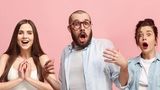 Was Betroffene denken:  "Oh je, habe ich gerade aus Versehen 'Syphillis' statt 'Depressionen' gesagt?! DIE zu offenbaren, das wäre tatsächlich irgendwie mutig. Von Depressionen zu erzählen ist hingegen ein Akt der Verzweiflung, um das eigene veränderte Verhalten zu erklären, aber es ist nicht mutig. Und bin ich wirklich der/die Erste mit Depressionen, der dir davon erzählt? Ich dachte, das wäre inzwischen kein Tabuthema mehr. Aber offenbar doch?"    Was Dr. Jähne, Psychiater, dazu sagt:  "Das ist wirklich nichts Exotisches, Depressionen sind die häufigste psychische Erkrankung. 30% aller Menschen haben das einmal in ihrem Leben. Also: wirklich häufig. Ich denke, bei diesem Satz kommt es ein bisschen auf den Kontext an. Auf der einen Seite ist es ja einfach eine Wertschätzung gegenüber jemandem, indem man äußert: 'Ich bewundere, dass du mir das so offen sagst.' Wenn das aber mit einem erstaunten Unterton gesagt wird, ist es wiederum komisch."