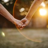 Zwei Freunde halten Hände