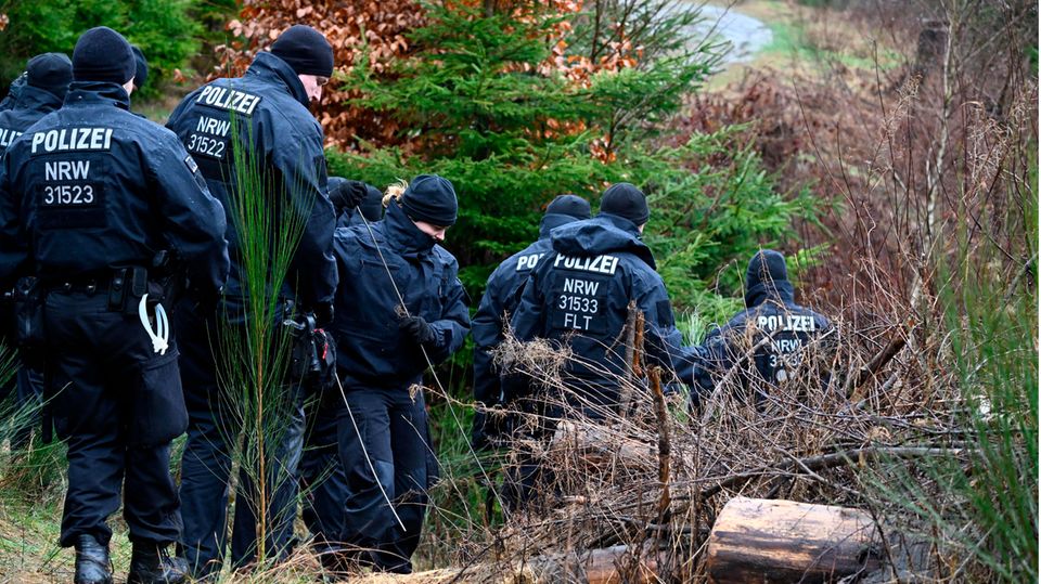 Polizisten suchen am Fundort des ermordeten Mädchens Luise nach weiteren Hinweisen.