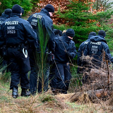 Polizisten suchen am Fundort des ermordeten Mädchens Luise nach weiteren Hinweisen.