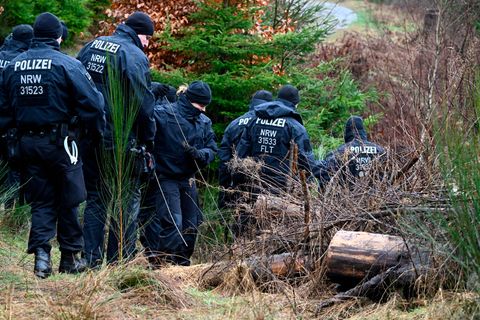 Polizisten suchen am Fundort des ermordeten Mädchens Luise nach weiteren Hinweisen.
