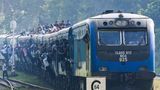 Pendler fahren in einem überfüllten Zug während eines landesweiten Bahnstreiks