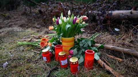Am Tatort in Freudenberg, wo die zwölfjährige Luise getötet wurde, liegen heute Blumen