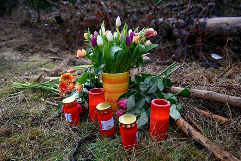 Am Tatort in Freudenberg, wo die zwölfjährige Luise getötet wurde, liegen heute Blumen