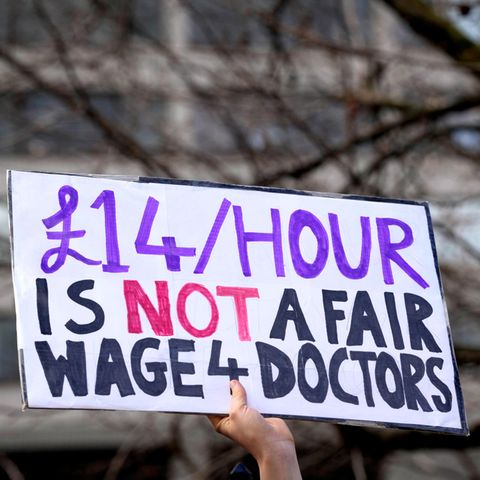 Ärzte des britischen Gesundheitssystems streiken, auf diesem Schild steht: "14 Pfund ist kein fairer Stundenlohn für Ärzte".