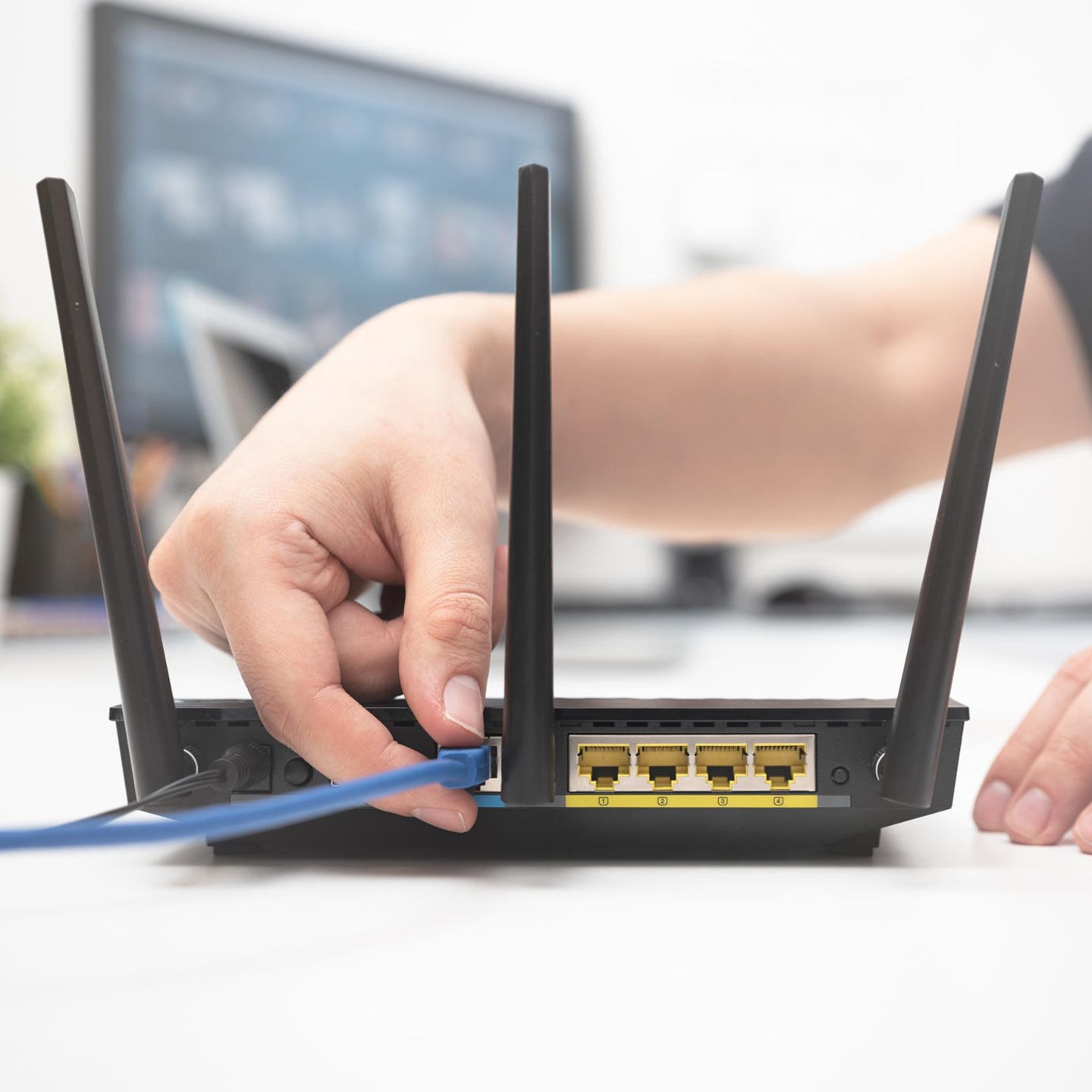 Eine Frau schließt ihren Glasfaser-Router an