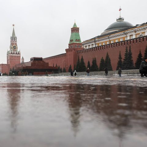 Passanten vor dem Kreml in Russlands Hauptstadt Moskau