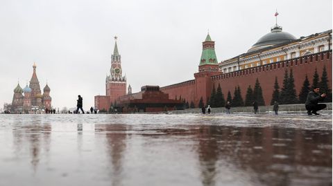 Passanten vor dem Kreml in Russlands Hauptstadt Moskau