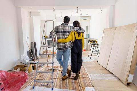 Paar steht in einer Umarmung in einer Wohnung