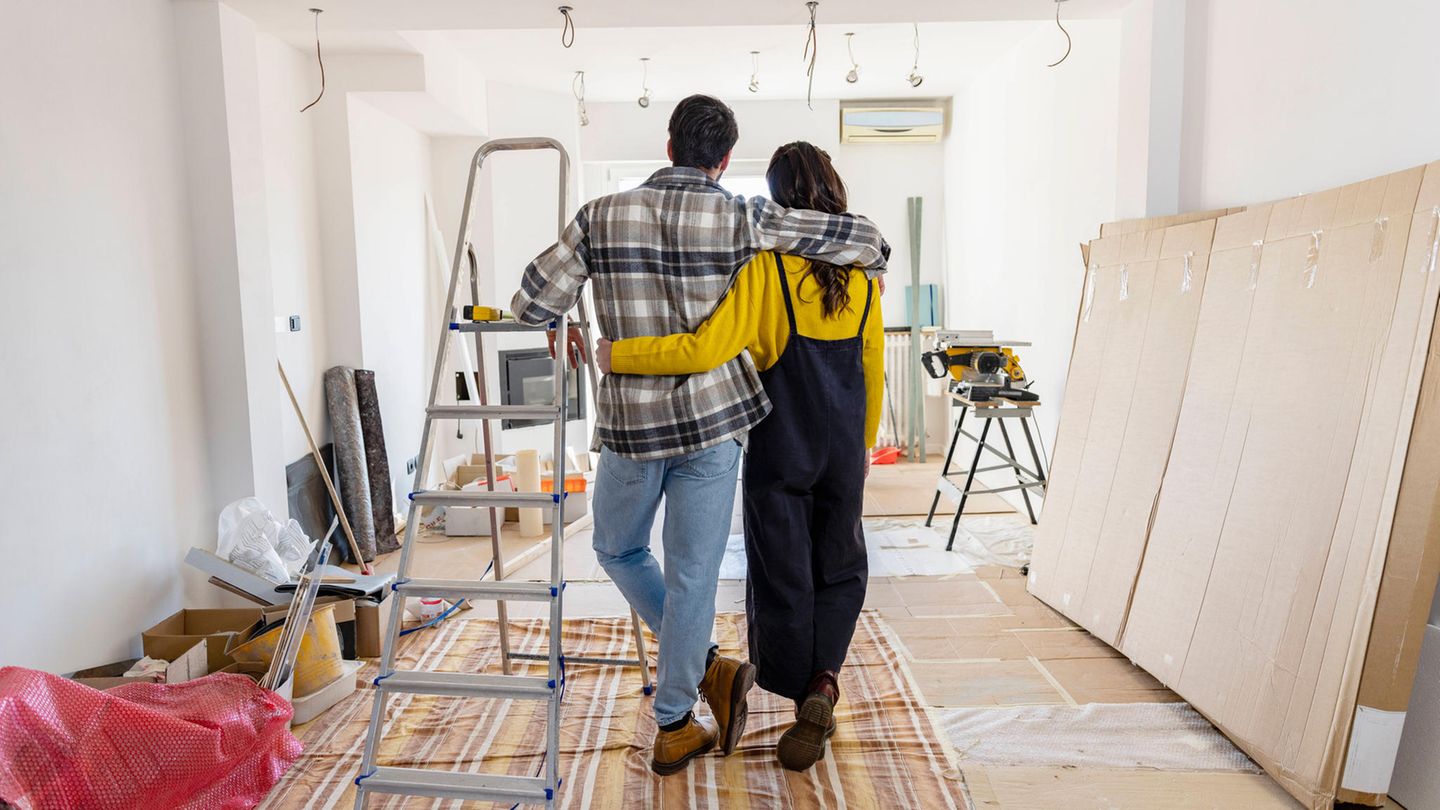 Paar steht in einer Umarmung in einer Wohnung