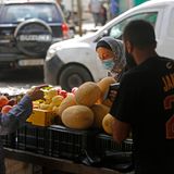 Inflation im Libanon: Ein Obststand mit Kunden