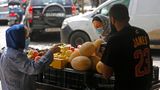 Inflation im Libanon: Ein Obststand mit Kunden