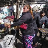 Inflation in Argentinien: Menschen werden in einer Suppenküche versorgt