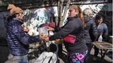 Inflation in Argentinien: Menschen werden in einer Suppenküche versorgt