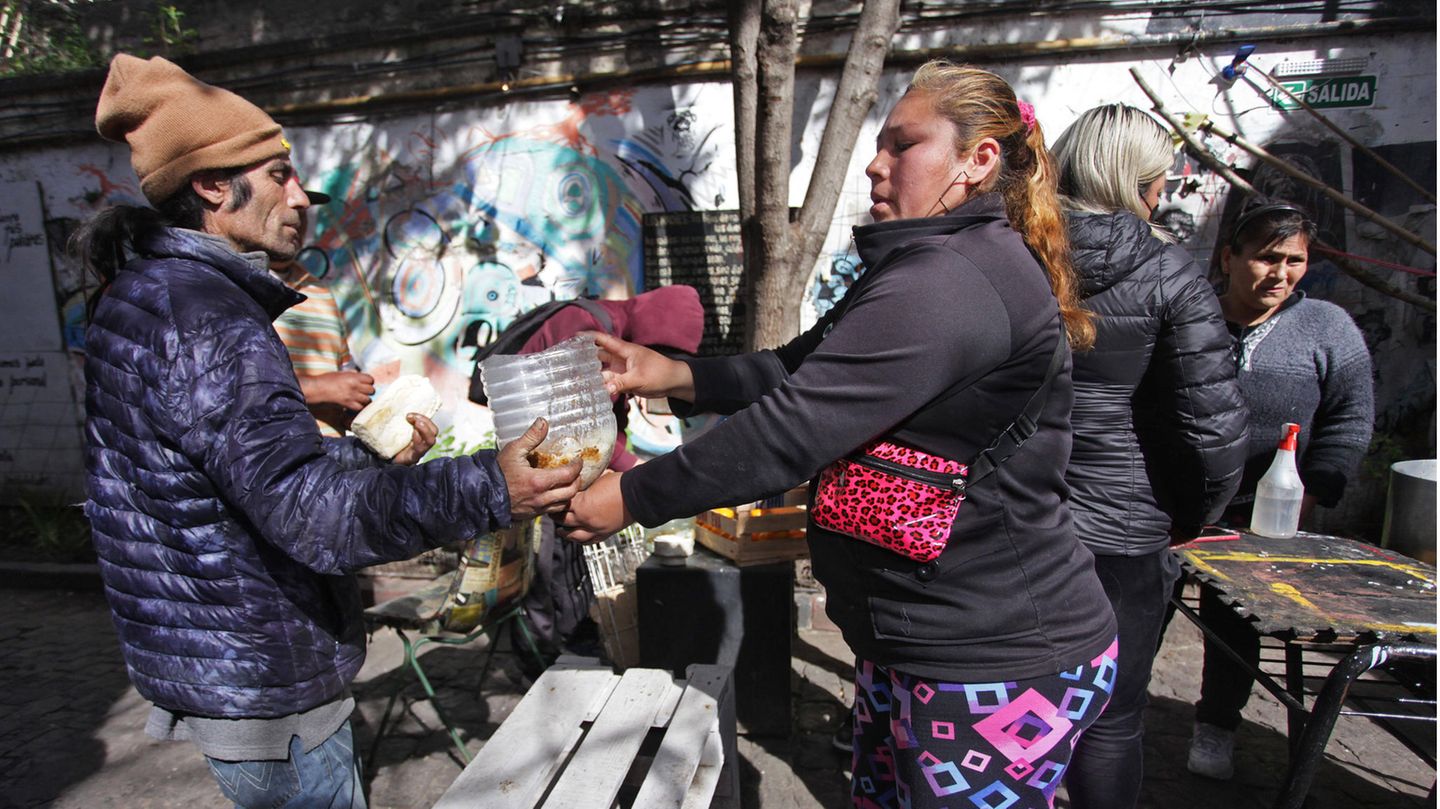Inflation in Argentinien: Menschen werden in einer Suppenküche versorgt
