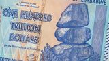 Extreme Inflation in Zimbabwe. Ein Geldschein über Hundert Trillionen Simbabwe-Dollar
