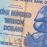 Extreme Inflation in Zimbabwe. Ein Geldschein über Hundert Trillionen Simbabwe-Dollar