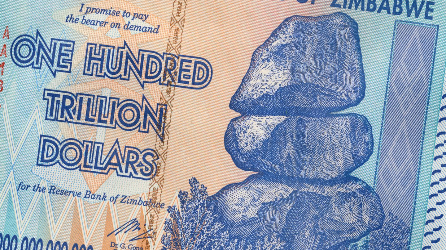 Extreme Inflation in Zimbabwe. Ein Geldschein über Hundert Trillionen Simbabwe-Dollar