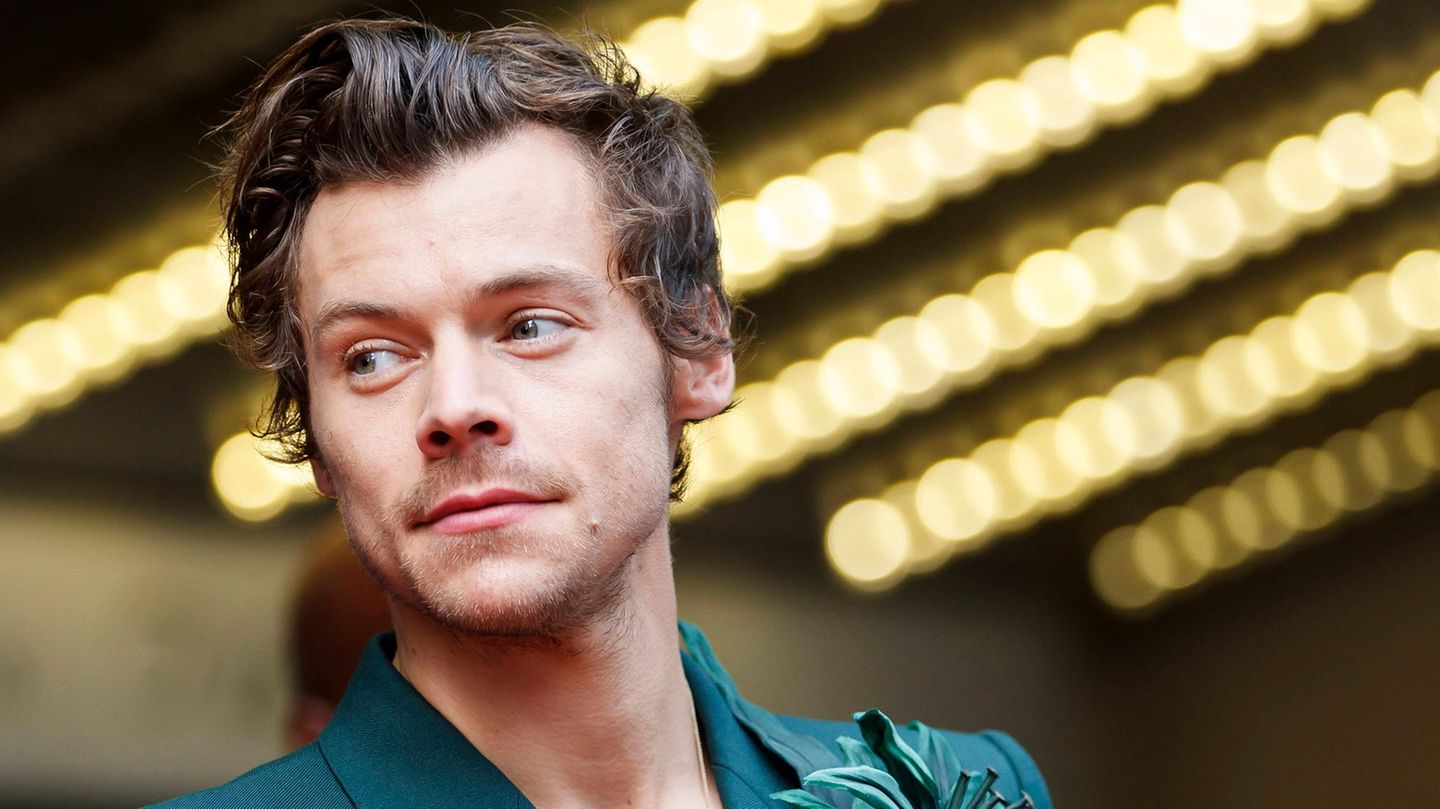 Harry Styles shows his colors. Men's fashion is more colourful