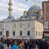 Inflation in er Türkei: Menschen shoppen in Istanbul