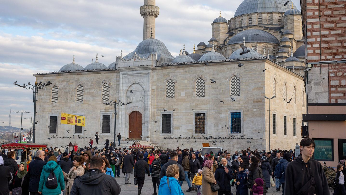 Inflation in er Türkei: Menschen shoppen in Istanbul Inflation in er Türkei: Menschen shoppen in Istanbul
