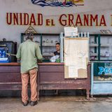 Inflation in Kuba: Ein Mann in einem kleinen Laden